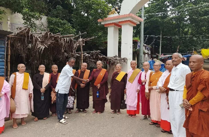 हंटरगंज में कौलेवरी पर्वत पहुंचा विदेशी पर्यटकों का दल, साधना और विकास पर चर्चा