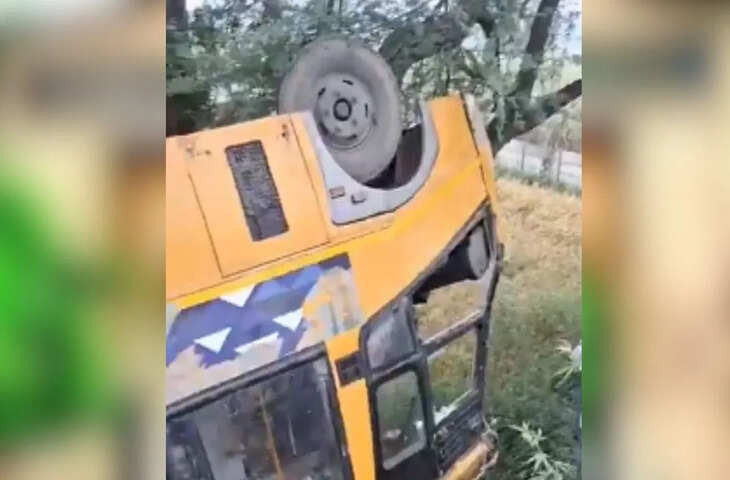 मेरठ में बड़ा सड़क हादसा: स्कूली बच्चों से भरी बस पलटी, 10 से अधिक घायल