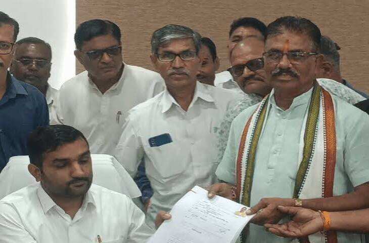 डूंगरपुर सभापति पद पर BJP में घमासान, फुटेज में देंखे प्रभु पंड्या और सुशीला गुप्ता ने भरा नामांकन; कांग्रेस से भरत नागदा मैदान में