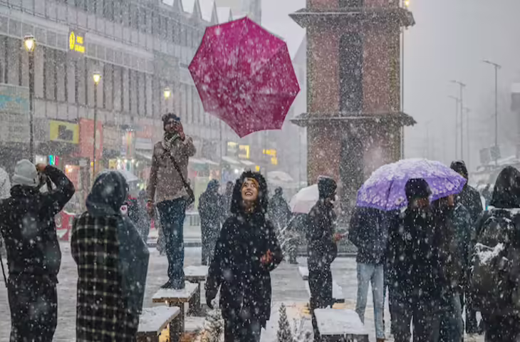 कश्मीर में लंबे समय से प्रतीक्षित बर्फबारी ने घाटी को सर्दियों के अद्भुत नज़ारे में बदल दिया