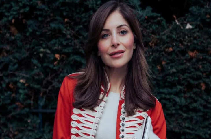 सिंगर कनिका कपूर के साथ स्टेज पर बदतमीजी, फैन ने की गोद में उठाने की कोशिश, वीडियो देख दंग रह जाएंगे आप