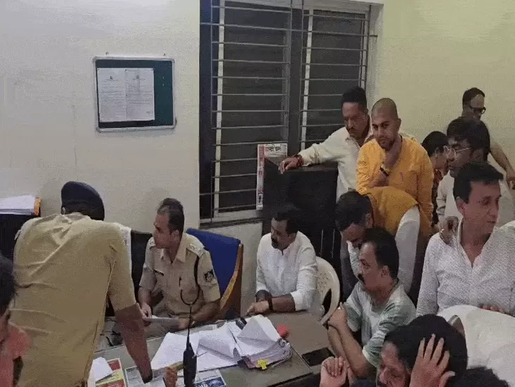 इंदौर में कांग्रेस अध्यक्ष चिंटू चौकसे से घंटों पूछताछ, थाने पहुंचे कांग्रेस नेता; रिहाई के बाद पुलिस पर लगाए गंभीर आरोप