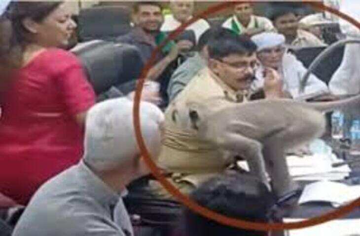 किसान दिवस की बैठक में अचानक पहुंचा लंगूर, गंभीर माहौल में छा गयाकिसान दिवस की बैठक में अचानक पहुंचा लंगूर, गंभीर माहौल में छा गया मजेदार मोड़ मजेदार मोड़