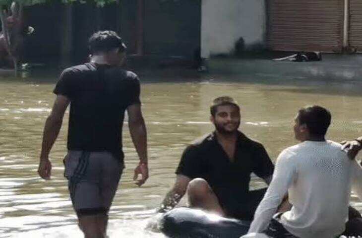 कानपुर में सड़क बनी वाटरपार्क, पानी में टायर-ट्यूब चलाते दिखे बच्चे: पांडू नदी का पानी सड़क पर भरा, अबीर-गुलाल खेलते नजर आए लोग