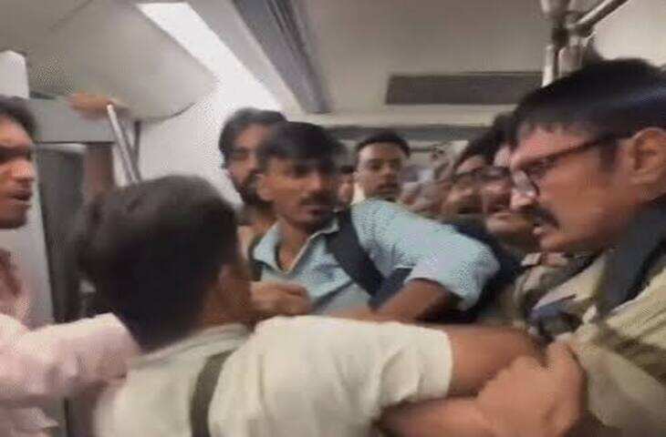 दिल्ली मेट्रो में CISF जवान पर युवती की फोटो चोरी-छिपे लेने का आरोप, वीडियो में देंखे यात्रियों ने छीना फोन