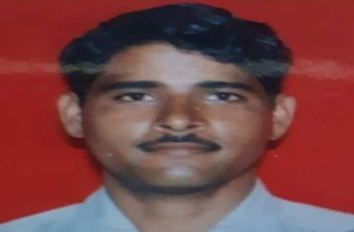 अजमेर जिले से एक चौंकाने वाला मामला सामने आया है, जहां करोड़ों की धोखाधड़ी का आरोपी एक पुलिसकर्मी न केवल लंबे समय से फरार बताया जा रहा है, बल्कि इस दौरान उसे कथित रूप से पदोन्नति भी मिल गई। आरोपी सिपाही के लापता होने और उसके खिलाफ जारी वारंट पर कार्रवाई नहीं होने से पुलिस विभाग की कार्यप्रणाली पर गंभीर सवाल खड़े हो रहे हैं।  सूत्रों के अनुसार मामला एक बड़े आर्थिक घोटाले से जुड़ा हुआ है, जिसमें आरोपी सिपाही पर करोड़ों रुपये की धोखाधड़ी के आरोप लगे थे। मामले के सामने आने के बाद उसके खिलाफ न्यायालय द्वारा वारंट जारी किया गया था, जो गेगल थाना में लंबित पड़े रहे, लेकिन आरोपी पुलिस की गिरफ्त में नहीं आ सका।  🚨 वारंट धरे रह गए, आरोपी फरार  जानकारी के अनुसार, आरोपी के खिलाफ जारी वारंट की तामील समय पर नहीं हो सकी। बताया जा रहा है कि संबंधित थाने में वारंट वर्षों से लंबित रहे, लेकिन आरोपी की गिरफ्तारी के लिए कोई ठोस कार्रवाई नहीं की गई। इस बीच आरोपी के लापता रहने की बात भी सामने आई है, जिससे जांच एजेंसियां भी हैरान हैं।  👮 विभागीय व्यवस्था पर सवाल  सबसे चौंकाने वाली बात यह है कि आरोपी सिपाही के फरार रहने के दौरान ही उसे कथित रूप से हेड कांस्टेबल के पद पर पदोन्नति भी मिल गई। इस खुलासे के बाद पुलिस विभाग की आंतरिक जांच प्रक्रिया और रिकॉर्ड मैनेजमेंट पर गंभीर सवाल उठ रहे हैं। सवाल यह भी है कि जब आरोपी लंबे समय से गैरहाजिर था, तो उसकी सेवा स्थिति की समीक्षा क्यों नहीं की गई।  ⚖️ जांच और कार्रवाई की मांग  मामले के सामने आने के बाद अब उच्च स्तर पर जांच की मांग तेज हो गई है। स्थानीय लोगों और विभागीय सूत्रों का कहना है कि इस तरह की लापरवाही से न केवल कानून व्यवस्था पर असर पड़ता है, बल्कि आम जनता का पुलिस व्यवस्था पर भरोसा भी कमजोर होता है।  📂 रिकॉर्ड और निगरानी पर उठे सवाल  सूत्रों के मुताबिक, मामले में दस्तावेजी रिकॉर्ड और निगरानी व्यवस्था की भी समीक्षा की जा रही है। यह पता लगाया जा रहा है कि वारंट तामील में देरी किस स्तर पर हुई और जिम्मेदारी किसकी थी। साथ ही यह भी जांच का विषय है कि आरोपी की सेवा फाइल में उसकी आपराधिक स्थिति दर्ज क्यों नहीं की गई।  🗣️ स्थानीय प्रतिक्रिया  घटना को लेकर स्थानीय लोगों में भी नाराजगी देखी जा रही है। लोगों का कहना है कि यदि पुलिस विभाग के अंदर ही इस तरह की लापरवाही होगी, तो आम नागरिकों को न्याय मिलने में और अधिक देरी होगी।  📌 आगे की कार्रवाई  फिलहाल मामले की जांच जारी है और उच्च अधिकारियों द्वारा पूरे प्रकरण की रिपोर्ट तलब किए जाने की संभावना जताई जा रही है। उम्मीद की जा रही है कि जांच के बाद जिम्मेदारों पर कार्रवाई की जाएगी और फरार आरोपी की तलाश तेज की जाएगी।  अगर आप चाहें तो मैं इसका: