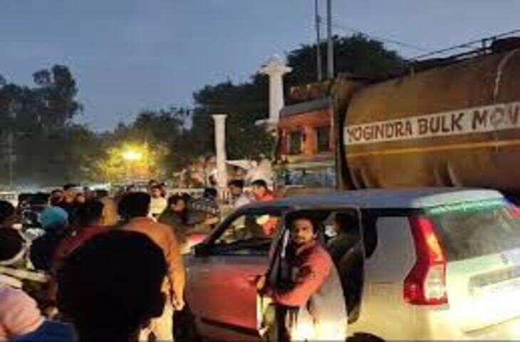 कार से टकराया नशे में धुत बाइक सवार, ALTO पर चढ़कर बैठा, खूब काटा बवाल, देखें वीडियो