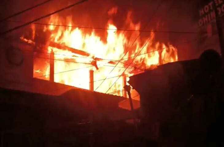 नैनीताल में बिल्डिंग में लगी भीषण आग, 2 लोगों को फायर टीम ने बचाया, धू-धूकर जल गया पूरा घर