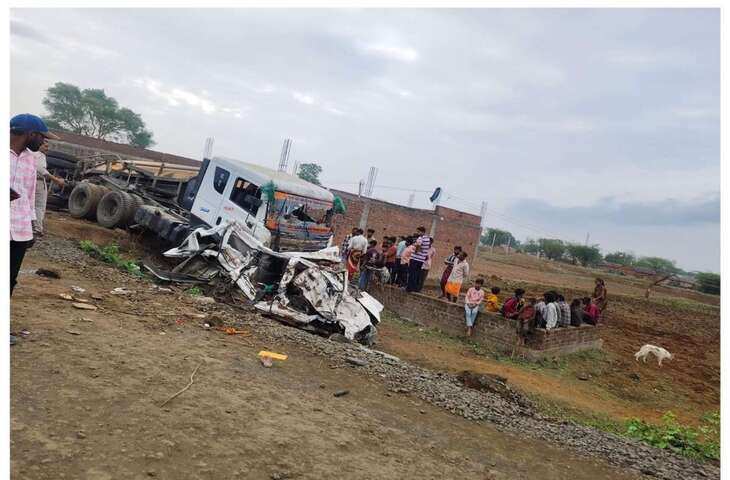 मध्य प्रदेश के झाबुआ में ट्रेलर ट्रक के वैन पर पलटने से पांच नाबालिगों समेत नौ लोगों की मौत, दो घायल