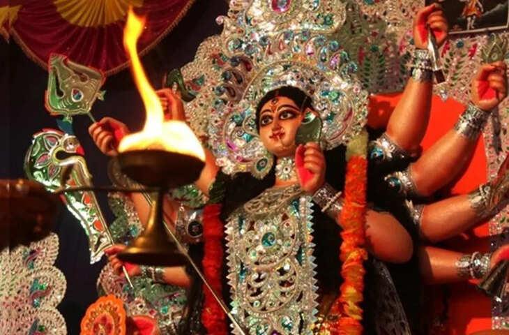 करवा चौथ हिंदू धर्म का एक प्रमुख व्रत और पर्व है, जिसे विवाहित महिलाएं अपने पति की लंबी आयु, सुखी दांपत्य जीवन और परिवार की समृद्धि के लिए रखती हैं। इस दिन महिलाएं सूर्योदय से चंद्रोदय तक निर्जला व्रत रखती हैं और शाम को भगवान शिव, माता पार्वती, भगवान गणेश, भगवान कार्तिकेय तथा चंद्रदेव की पूजा करती हैं। धार्मिक परंपराओं के अनुसार करवा चौथ व्रत के दौरान व्रत कथा का श्रवण या पाठ करना अत्यंत महत्वपूर्ण माना जाता है।  करवा चौथ की पौराणिक कथा  प्रचलित कथा के अनुसार प्राचीन समय में वीरवती नाम की एक राजकुमारी थी। वह अपने सात भाइयों की इकलौती बहन थी। विवाह के बाद उसने पहली बार करवा चौथ का व्रत रखा। पूरे दिन निर्जला व्रत रखने के कारण शाम होते-होते वह अत्यंत कमजोर हो गई।  अपनी बहन की पीड़ा देखकर भाइयों से उसका कष्ट सहन नहीं हुआ। उन्होंने एक पीपल के वृक्ष पर दीपक जलाकर छलनी की ओट में इस प्रकार रखा कि वह चंद्रमा जैसा दिखाई देने लगा। भाइयों ने वीरवती से कहा कि चंद्रमा निकल आया है और अब वह व्रत खोल सकती है।  बहन ने भाइयों की बात पर विश्वास कर पूजा पूरी की और व्रत खोल लिया। लेकिन धार्मिक मान्यताओं के अनुसार व्रत अधूरा रहने के कारण उसके पति पर संकट आ गया। बाद में वीरवती ने अपनी भूल का प्रायश्चित किया और पूरे विधि-विधान से पुनः करवा चौथ का व्रत रखा। उसकी सच्ची श्रद्धा और तपस्या से प्रसन्न होकर देवी ने उसके पति को पुनः स्वस्थ और दीर्घायु होने का आशीर्वाद दिया।  करवा चौथ व्रत का महत्व  धार्मिक मान्यताओं के अनुसार करवा चौथ का व्रत पति-पत्नी के अटूट प्रेम, विश्वास और समर्पण का प्रतीक माना जाता है। इस दिन महिलाएं सोलह श्रृंगार कर पूजा करती हैं, करवा चौथ की कथा सुनती हैं और चंद्रमा को अर्घ्य देने के बाद पति के हाथों जल ग्रहण कर व्रत का पारण करती हैं।  पूजा की विधि  करवा चौथ के दिन प्रातः सरगी ग्रहण करने के बाद व्रत का संकल्प लिया जाता है। शाम को भगवान शिव, माता पार्वती, श्रीगणेश और चंद्रदेव की पूजा की जाती है। पूजा के दौरान करवा चौथ व्रत कथा का श्रवण किया जाता है। चंद्रमा के दर्शन के बाद छलनी से चंद्रमा और पति का दर्शन कर अर्घ्य दिया जाता है, इसके बाद व्रत खोला जाता है।  धार्मिक मान्यताओं के अनुसार लाभ  मान्यता है कि करवा चौथ का व्रत श्रद्धा और विधि-विधान से करने पर दांपत्य जीवन में प्रेम, सौहार्द और सुख-समृद्धि बनी रहती है। भक्त इसे परिवार के मंगल और पति की दीर्घायु की कामना से करते हैं। हालांकि, ये सभी मान्यताएं धार्मिक आस्था और परंपराओं पर आधारित हैं तथा इनके वैज्ञानिक प्रमाण उपलब्ध नहीं हैं।  करवा चौथ केवल एक व्रत नहीं, बल्कि प्रेम, विश्वास, समर्पण और पारिवारिक मूल्यों का प्रतीक माना जाता है। धार्मिक परंपराओं के अनुसार सच्ची श्रद्धा और निष्कपट भाव से किया गया यह व्रत परिवार के सुख और मंगल की कामना का माध्यम माना जाता है।