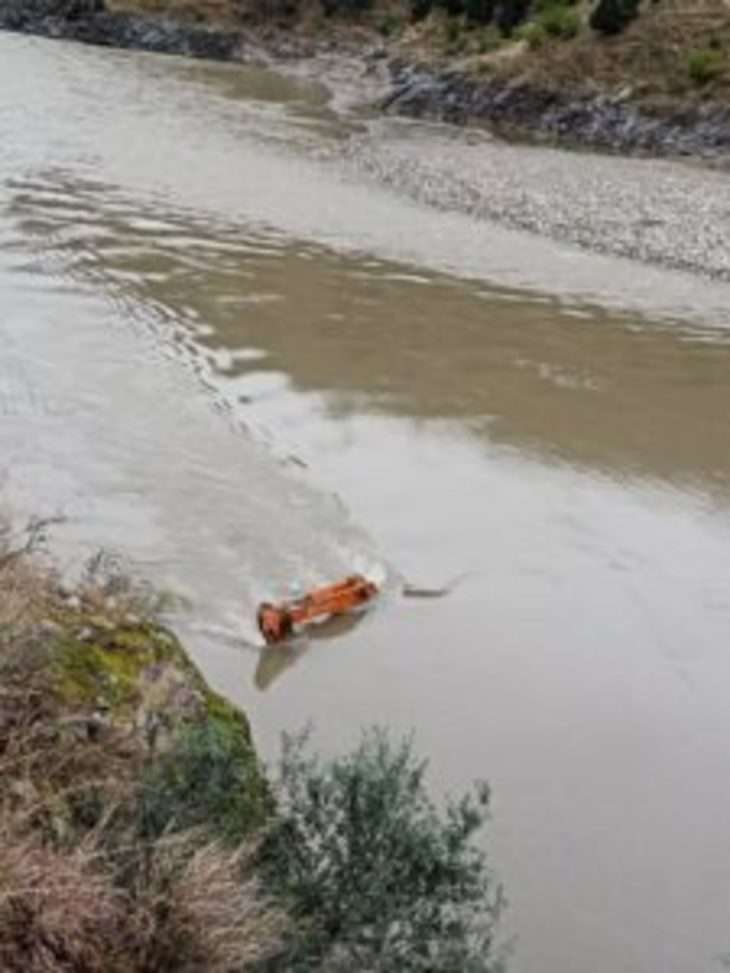 Pulwama जम्मू-कश्मीर के डोडा में खुदाई करने वाले के नदी में गिरने से ऑपरेटर के डूबने की आशंका