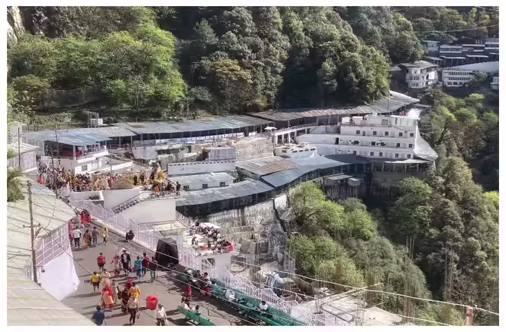 माता वैष्णो देवी यात्रा मार्ग पर बचाव अभियान जारी, अब तक 8 की मौत और 14 घायल, आंकड़े बढ़ने की आशंका