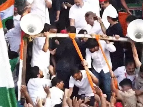 राहुल गांधी ने हाथ पकड़कर अखिलेश यादव को ट्रक पर चढ़ाया, नेहा बोरा का हाल पूछा; रेवंत रेड्डी को लगाया गले