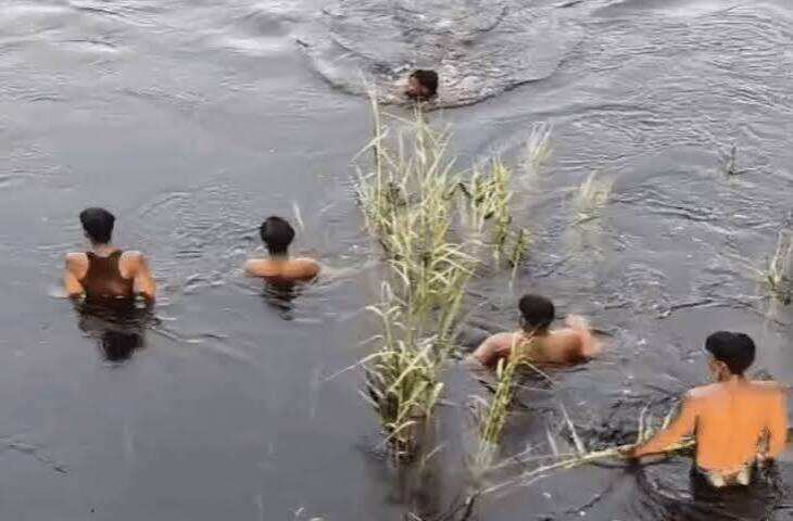 कुशीनगर में दर्दनाक हादसा, नाले में डूबने से तीन मासूम बहनों की मौत; भाई साइकिल चलाता रहा
