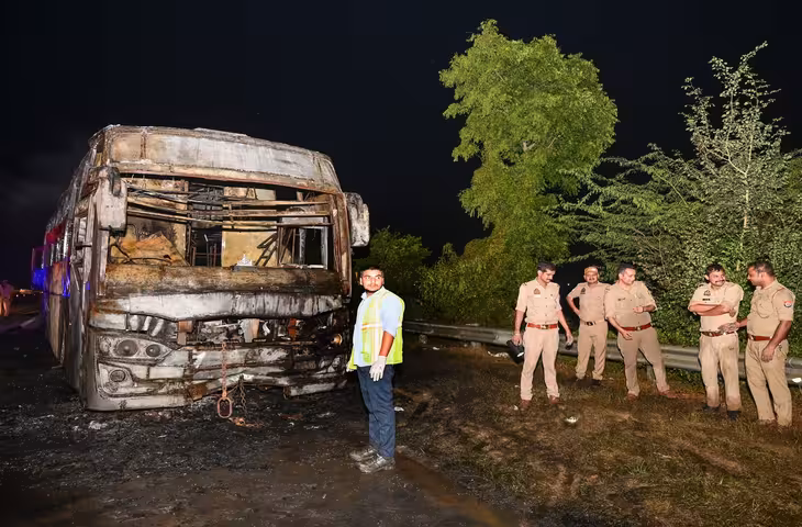 यमुना एक्सप्रेसवे बस हादसा: भाजपा नेता की पत्नी और बेटे समेत तीन शवों की पहचान, 9 यात्रियों की हुई थी मौत