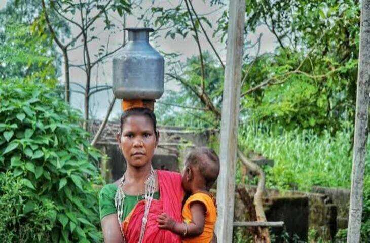 गांव जहां सिर्फ एक महिला रहती है, बेटा बोल नहीं पाता; वीरान बस्ती में मां-बेटे की जिंदगी