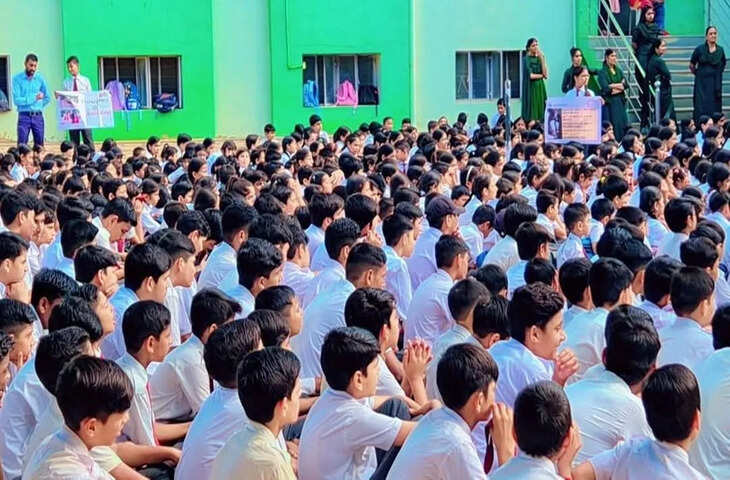 भीषण गर्मी में स्कूल खोलने और ग्रीष्मकालीन अवकाश में कटौती पर शिक्षक संघ का विरोध, शिक्षा मंत्री को सौंपा ज्ञापन