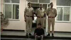 अलवर में पुलिस चौकी से 100 मीटर दूर फायरिंग, फुटेज में देंखे बदमाशों ने चलती कार पर बरसाई गोलियां; जांच में जुटी पुलिस
