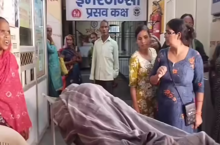 जिला अस्पताल की लापरवाही: गर्भवती महिला को गैलरी में जन्म देना पड़ा मजबूरी
