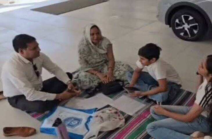 अलवर में टाटा कार से परेशान अफसर ने शोरूम में परिवार के साथ दिया धरना, वीडियो में देंखे कार पर लिखा- &lsquo;गधा खरीद लेना बेहतर&rsquo;
