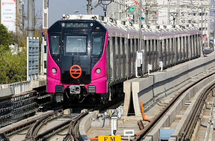 दिल्ली: बोर्ड परीक्षा के तनाव में छात्रा ने मेट्रो ट्रैक पर लगाई छलांग, हालत स्थिर