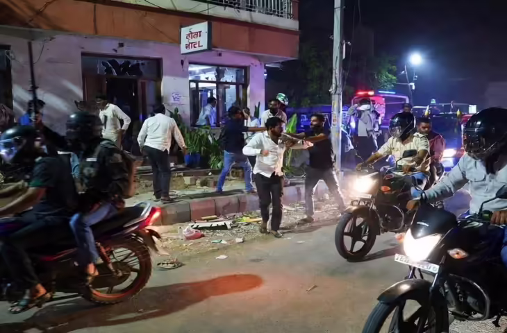 जयपुर में होटल पर नकाबपोश बदमाशों का हमला, एक्सक्लुसीव फुटेज में देखें डंडों से की तोड़फोड़; मालिक ने भागकर बचाई जान