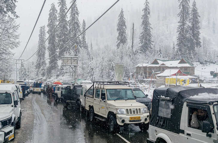 हिमाचल प्रदेश में भारी बर्फबारी, सड़कें ब्लॉक, पर्यटक घंटों फंसे, 10 जिलों में प्रशासन ने जारी किया अलर्ट