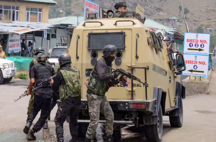 किश्तवाड़ में सुरक्षाबलों और आतंकियों के बीच मुठभेड़, वीडियो में देखें जैश-ए-मोहम्मद के 2 आतंकी ढेर; ऑपरेशन जारी