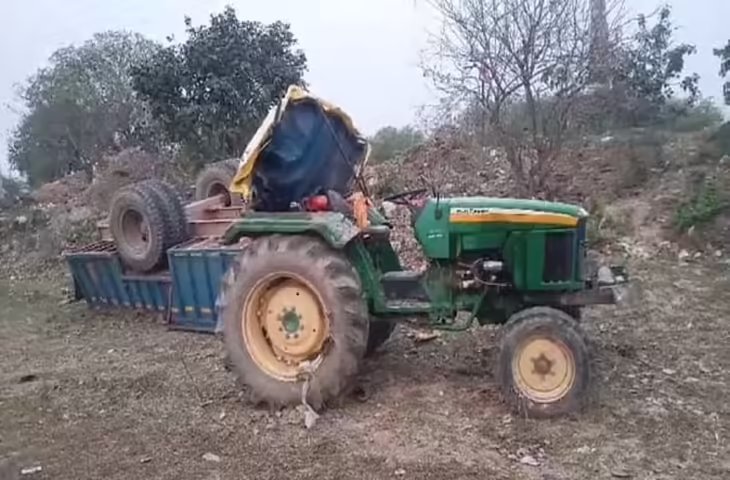सड़क पर पलटी ट्रैक्टर ट्रॉली, तीन लोग घायल