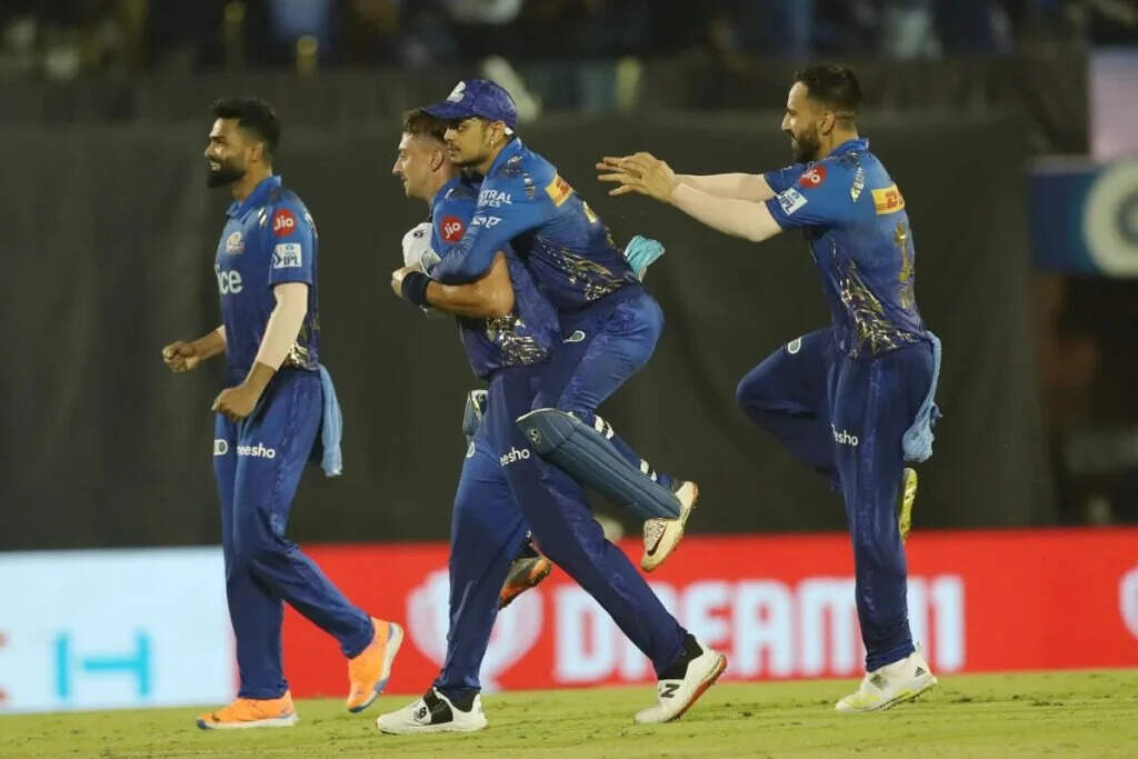 IPL 2022: ‘कहीं बरसे खुशी के बादल तो कहीं छाई मायुसी, खुशी से झूम उठीं MI की जीतपर रितिका, तो नताशा के चेहरे का उड़ा रंग, देखें VIDEO