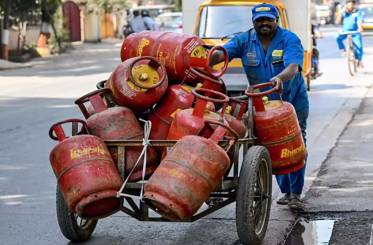 LPG Price Today: घरेलू सिलेंडर की कीमतें आज भी स्थिर, जानिए 3 जुलाई को दिल्ली, मुंबई, चेन्नई समेत बड़े शहरों में क्या हैं रेट​​​​​​​