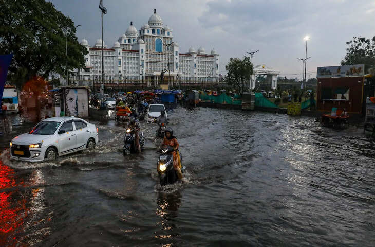 इटावा में भीषण तूफान का कहर: 100 किमी प्रति घंटे की रफ्तार से हवाएं, 100 से ज्यादा पेड़-पोल गिरे, अफसर की कार क्षतिग्रस्त
