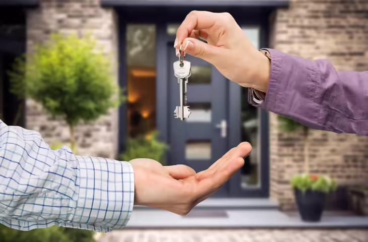 Home Buying Tips: पहला घर खरीदने से पहले जान लें ये जरूरी बातें, एक गलती पड़ सकती है भारी