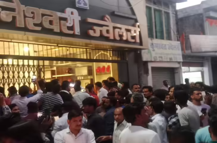ज्वेलरी शॉप से दिनदहाड़े सोने का झुमका चोरी, CCTV में कैद हुई वारदात