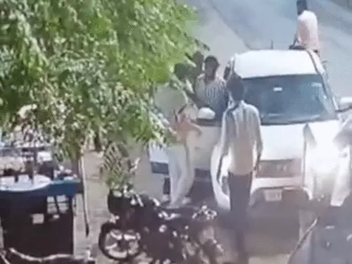 मुजफ्फरनगर में स्कॉर्पियो सवार युवकों ने कार रोककर युवक को पीटा: रास्ते में गाड़ी अड़ाकर नीचे उतारा, लात-घूंसों से की मारपीट