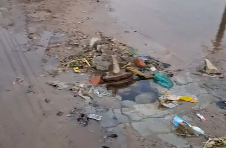 मुख्य पेयजल लाइन में लीकेज से सड़क पर बहा हजारों लीटर पानी, लोगों ने स्थायी मरम्मत की मांग उठाई