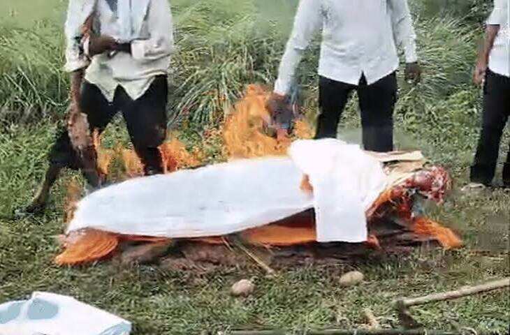 उत्तर प्रदेश के प्रतापगढ़ से एक हैरान करने वाला मामला सामने आया है। यहां एक परिवार ने अपनी 18 साल की बेटी के प्रेमी के साथ घर से चले जाने के बाद उसे सामाजिक रूप से मृत मानते हुए रविवार को प्रतीकात्मक शवयात्रा निकाली। परिवार ने बेटी की तस्वीर पुतले पर रखी और दोपहर करीब 3 बजे उसका अंतिम संस्कार कर दिया। परिजनों का कहना है कि बेटी ने समाज में उनकी बदनामी कराई है और अब उनके लिए वह मर चुकी है।  मामला जेठवारा थाना क्षेत्र के आशापुर गांव का है। यहां रहने वाले जमुना प्रसाद पटेल किसान हैं। उनकी 18 वर्षीय बेटी नीलम का गांव के ही दूसरी जाति के युवक विनोद कुमार से करीब दो साल से प्रेम संबंध चल रहा था। परिवार के मुताबिक, करीब एक महीने पहले नीलम अचानक घर से चली गई। इसके बाद परिजनों ने उसकी काफी तलाश की, लेकिन उसका पता नहीं चल सका।  27 अगस्त को पुलिस से की थी शिकायत  बेटी के घर से चले जाने के बाद परिवार ने पुलिस से भी संपर्क किया। 27 अगस्त को परिजनों ने पुलिस को शिकायत देकर नीलम को तलाश करने की मांग की थी। इसके बाद पुलिस ने मामले की जांच शुरू की।  बताया जा रहा है कि बाद में नीलम ने अपने परिवार के सामने अपनी इच्छा स्पष्ट की। लड़की का कहना है कि वह बालिग है और अपनी मर्जी से अपने प्रेमी के साथ रहना चाहती है। उसने यह भी कहा कि उसे और उसके प्रेमी को परेशान न किया जाए।  परिवार ने निकाली प्रतीकात्मक शवयात्रा  बेटी के अपनी पसंद से जीवन जीने के फैसले से नाराज परिवार ने रविवार को उसका प्रतीकात्मक अंतिम संस्कार करने का फैसला किया। परिजनों ने पुतला तैयार किया और उस पर बेटी की तस्वीर रखी। इसके बाद गांव में उसकी शवयात्रा निकाली गई।  दोपहर करीब 3 बजे पुतले का अंतिम संस्कार किया गया। परिवार की ओर से कहा गया कि बेटी ने समाज में उनकी बदनामी कराई है, इसलिए अब वह उनके लिए मर चुकी है।  श्राद्ध और तेरहवीं की तैयारी  परिवार अब पारंपरिक रीति-रिवाजों के अनुसार श्राद्ध कर्म और तेरहवीं की तैयारी भी कर रहा है। इस घटना की जानकारी सामने आने के बाद गांव में भी चर्चा का माहौल है।  वहीं, लड़की के बालिग होने और अपनी इच्छा से प्रेमी के साथ रहने की बात कहने के बाद मामला कानूनी और सामाजिक दोनों पहलुओं से चर्चा में आ गया है। पुलिस पूरे मामले की जांच कर रही है और संबंधित पक्षों से जानकारी जुटाई जा रही है। फिलहाल परिवार द्वारा किए गए प्रतीकात्मक अंतिम संस्कार ने इलाके में लोगों का ध्यान खींचा है।
