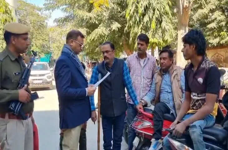 पहली मंजिल पर बना था कलेक्टर ऑफिस, मांग लेकर पहुंचे 14 दिव्यांग, DM ने खुद नीचे आकर लिया ज्ञापन 