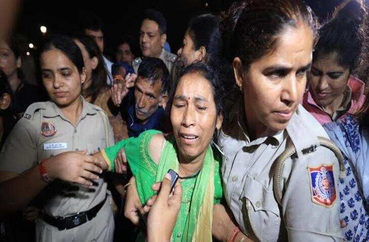 अंकिता भंडारी हत्याकांड: न्याय की मांग कर रहे माता-पिता को दिल्ली पुलिस ने हिरासत में लिया, फुटेज में देंखे राहुल-प्रियंका भी पहुंचे थे धरने पर