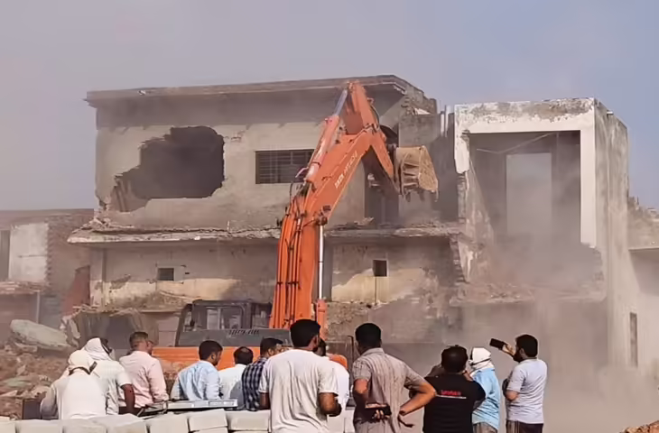 फरीदाबाद की नेहरू कॉलोनी में बुलडोजर एक्शन शुरू, अवैध निर्माण हटाने के लिए चला बड़ा अभियान