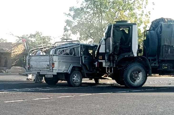 नेशनल हाईवे-11 पर सेना के ट्रक और कार में जोरदार भिड़ंत, चालक गंभीर घायल