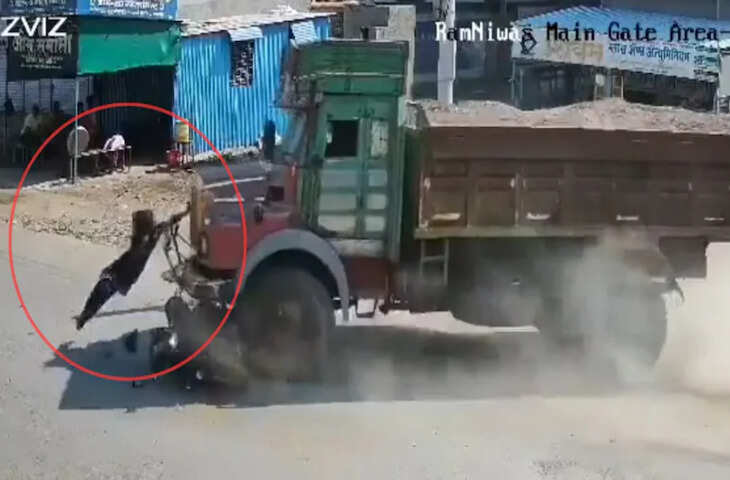 मौत छूकर निकल गई! ट्रक की टक्कर में चकनाचूर हुई स्कूटी, बंपर से लटकी रही लड़की