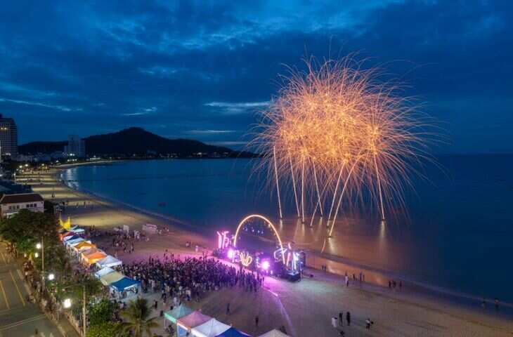 पटाया बीच पर रंग-बिरंगे ड्रोन से सजी विविध कलाकृतियां, हजारों पर्यटकों ने देखा नये साल पर फायरवर्क्स का जादू, Video Viral