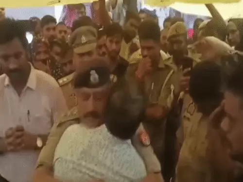 कौशांबी में फूट-फूटकर रोए CO, 4 बच्चों के पिता को गले लगाकर बोले- मैं आपके साथ; 11 घंटे में ढहाया आरोपी मालिक का मकान