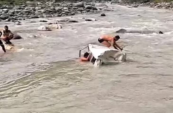 चमोली में दर्दनाक सड़क हादसा: कैल नदी में गिरी कार, 4 की मौत, ग्रामीणों ने 4 लोगों की बचाई जान