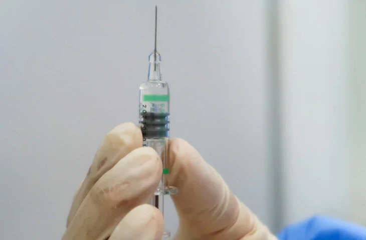 यह पहला टीका शॉट नहीं लेने के लिए दंड है