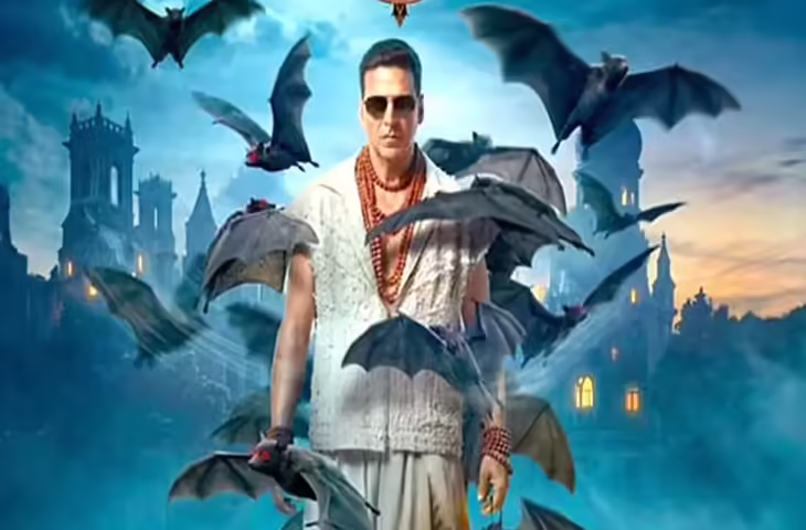 Bollywood स्टार Akshay Kumar ने साल 2026 की शुरुआत धमाकेदार अंदाज में की है। उनकी हॉरर-कॉमेडी फिल्म Bhoot Bangla लगातार बॉक्स ऑफिस पर शानदार प्रदर्शन कर रही है। रिलीज के करीब 27 दिन बाद भी फिल्म की कमाई का सिलसिला थमता नजर नहीं आ रहा। दर्शकों के बीच फिल्म को लेकर अच्छा क्रेज बना हुआ है और यही वजह है कि चौथे हफ्ते में भी इसका कलेक्शन मजबूत बना हुआ है। (sacnilk.com )  फिल्म को रिलीज के पहले दिन से ही दर्शकों का शानदार रिस्पॉन्स मिला था। हॉरर और कॉमेडी के मिश्रण के साथ Akshay Kumar की कॉमिक टाइमिंग ने फैंस को काफी प्रभावित किया। फैमिली ऑडियंस और युवाओं के बीच फिल्म को खासा पसंद किया जा रहा है। यही कारण है कि नई फिल्मों की रिलीज के बावजूद Bhoot Bangla सिनेमाघरों में अपनी पकड़ बनाए हुए है। (pinkvilla.com )  ताजा रिपोर्ट्स के अनुसार फिल्म ने 27वें दिन भी स्थिर कमाई दर्ज की। हालांकि शुरुआती दिनों की तुलना में अब कलेक्शन में थोड़ी गिरावट आई है, लेकिन चौथे हफ्ते तक किसी फिल्म का लगातार दर्शक जुटाना अपने आप में बड़ी बात मानी जा रही है। ट्रेड आंकड़ों के मुताबिक फिल्म ने अब तक भारत में करीब 132 करोड़ रुपये का नेट कलेक्शन कर लिया है। वहीं वर्ल्डवाइड कमाई का आंकड़ा 190 करोड़ रुपये के आसपास पहुंच चुका है। (sacnilk.com )  बॉक्स ऑफिस एक्सपर्ट्स का मानना है कि फिल्म की सफलता का सबसे बड़ा कारण इसका मनोरंजक कंटेंट और Akshay Kumar की स्टार पावर है। लंबे समय बाद दर्शकों को अक्षय कुमार की ऐसी फिल्म देखने को मिली है जिसमें कॉमेडी, हॉरर और एंटरटेनमेंट का संतुलन नजर आया। सोशल मीडिया पर भी फिल्म को लेकर काफी सकारात्मक प्रतिक्रिया देखने को मिल रही है। (koimoi.com )  फिल्म में शानदार विजुअल इफेक्ट्स और डरावने लेकिन मजेदार सीन्स को भी दर्शकों ने खूब पसंद किया है। कई सिनेमा हॉल्स में अब भी इसकी ऑक्यूपेंसी ठीक-ठाक बनी हुई है, खासकर वीकेंड्स पर फिल्म को अच्छा रिस्पॉन्स मिल रहा है। (timesofindia.indiatimes.com )  अब फिल्म तेजी से 150 करोड़ क्लब की ओर बढ़ती दिखाई दे रही है। यदि आने वाले वीकेंड में इसकी कमाई स्थिर रहती है, तो यह Akshay Kumar के करियर की 2026 की सबसे बड़ी हिट फिल्मों में शामिल हो सकती है। फिल्म की लगातार चल रही कमाई ने यह साबित कर दिया है कि दर्शकों को अच्छी मनोरंजक फिल्मों का इंतजार हमेशा रहता है।
