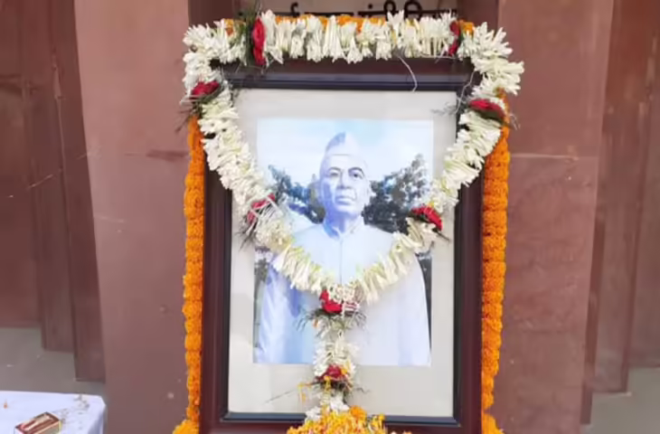 बिहार के पूर्व मुख्यमंत्री स्व. दरोगा प्रसाद राय की 103वीं जयंती मनाई जा रही है, उन्हें श्रद्धांजलि अर्पित