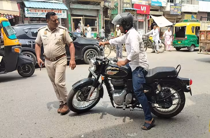 ट्रैफिक पुलिस और बाइक सवार युवक के बीच विवाद, वीडियो सोशल मीडिया पर वायरल