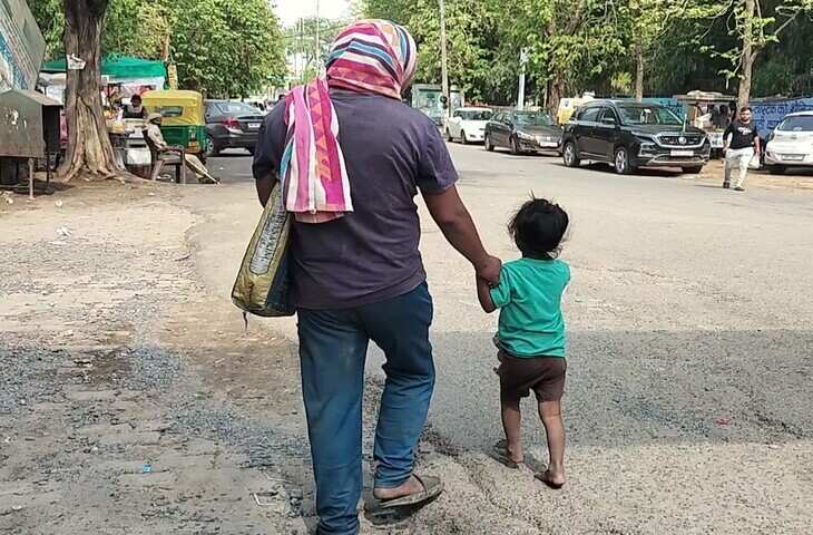 बाप बाप होता है, साहब। वह अपनी थकान, अपने दर्द और अपने सपनों को पीछे रखकर परिवार के लिए जीता